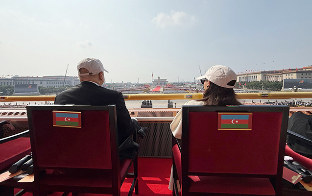 Prezidentlə xanımının paraddan maraqlı - FOTOLARI